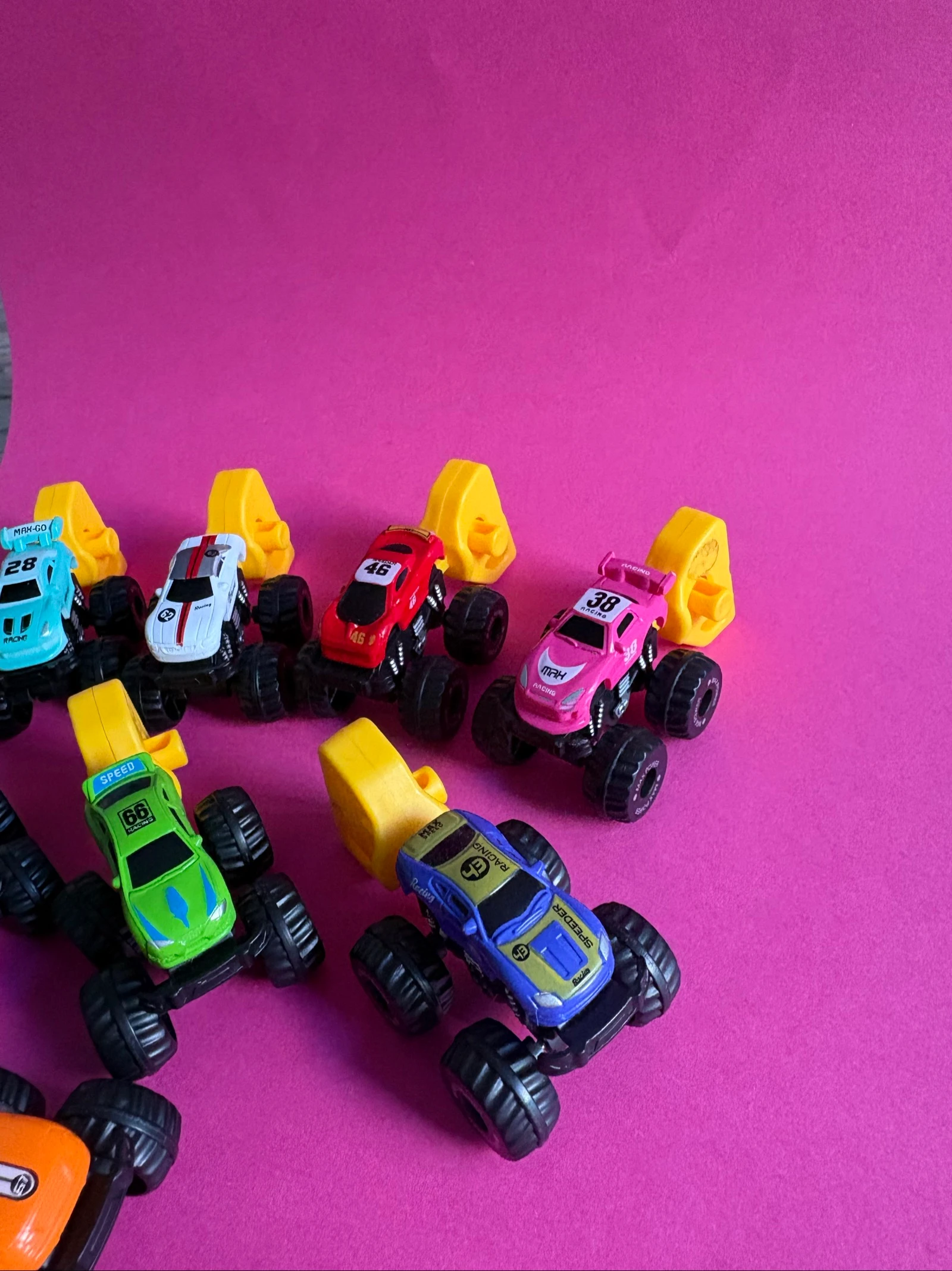 Lote de 8 mini monster trucks de fricção retró / lançadores - Brinquedos para crianças – photo 2